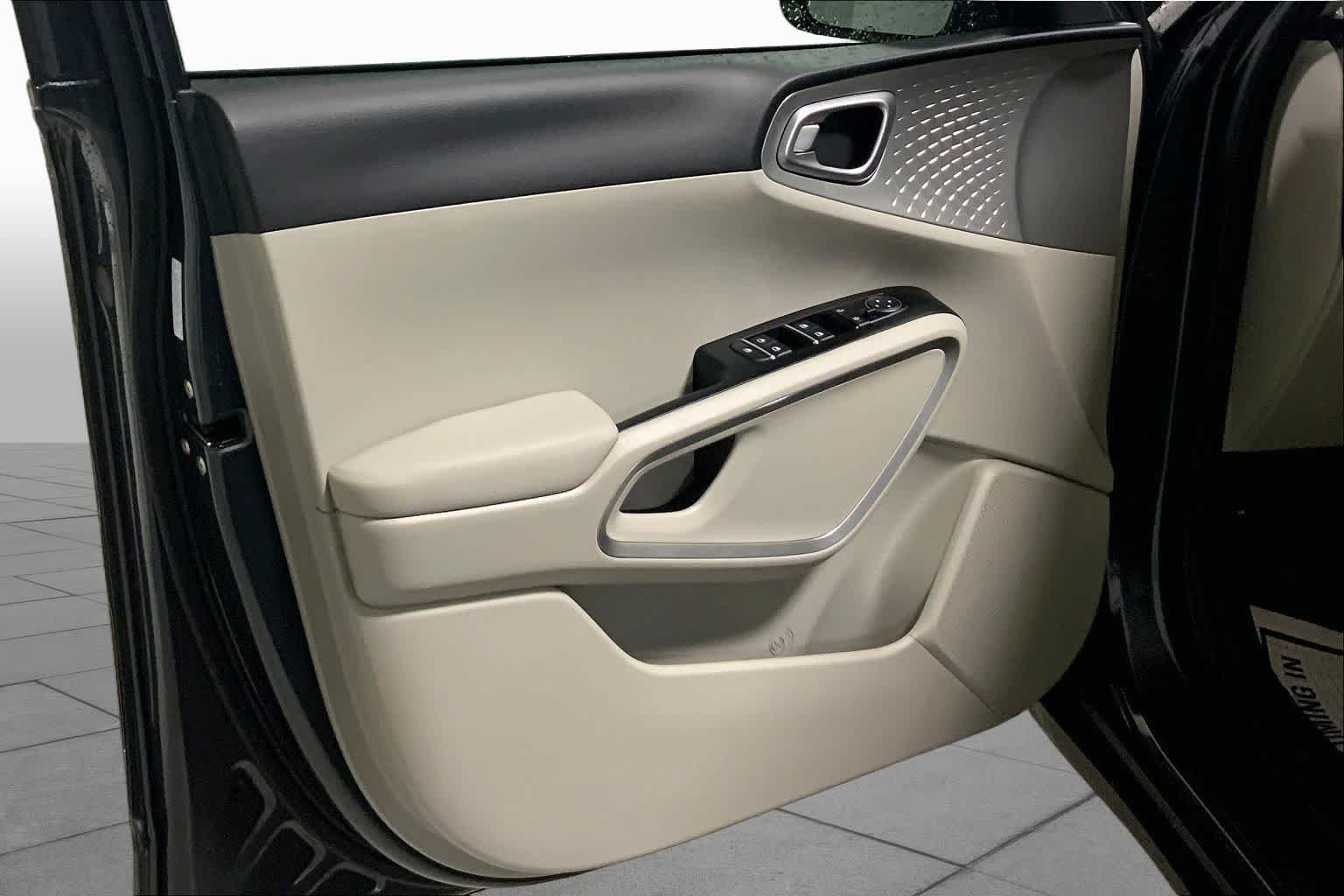 Used 2025 Gravity Gray Kia LX image 21
