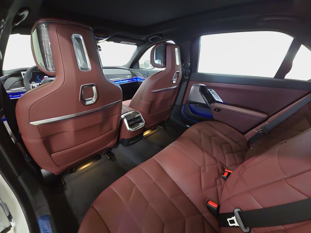 2026 BMW 7 Series 750e - Photo 11