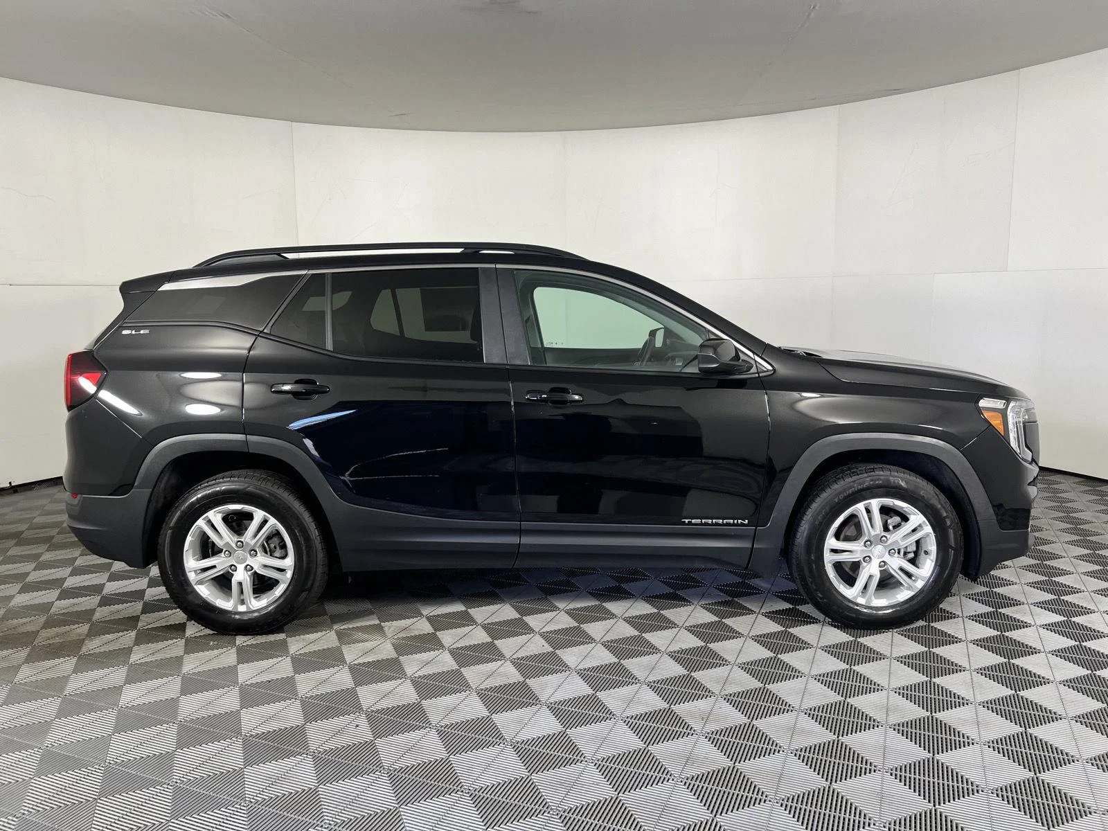 Used 2023 Ebony Twilight Metallic GMC SLE image 39