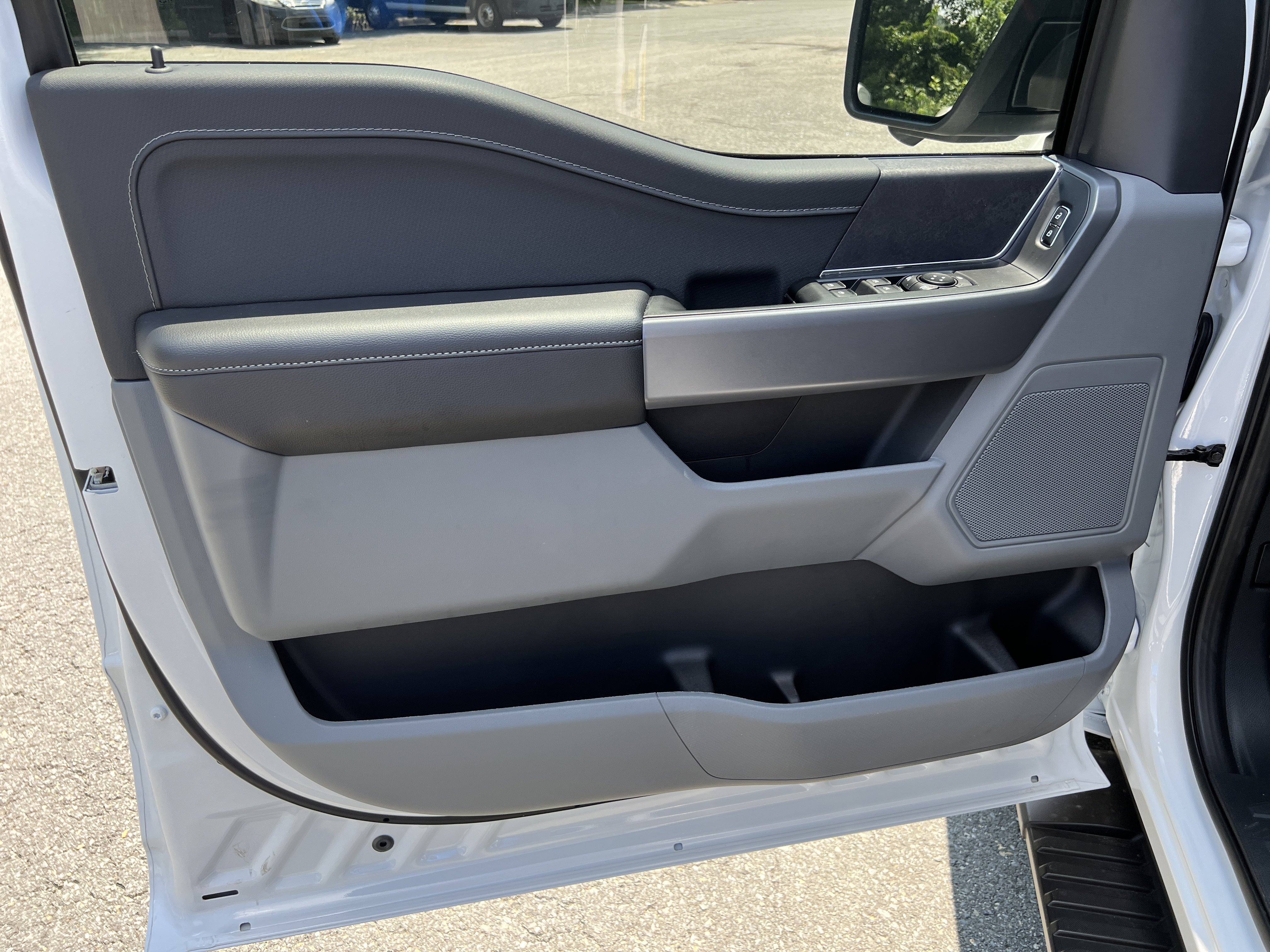 New 2026 Oxford White Ford XLT image 9