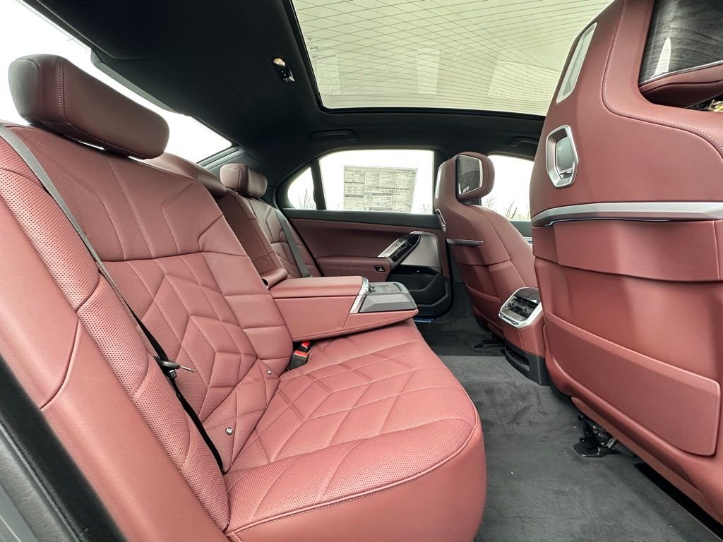 2025 BMW 7 Series 760i - Photo 24