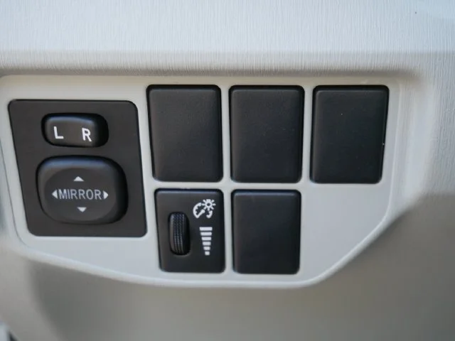 Used 2012 Pearl Toyota Three image 17