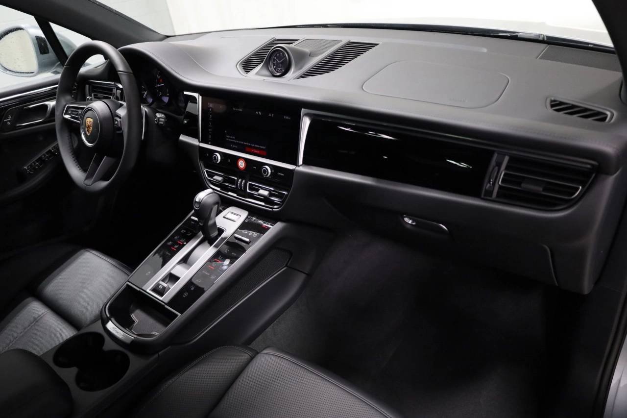 2026 Porsche Macan T - Photo 6