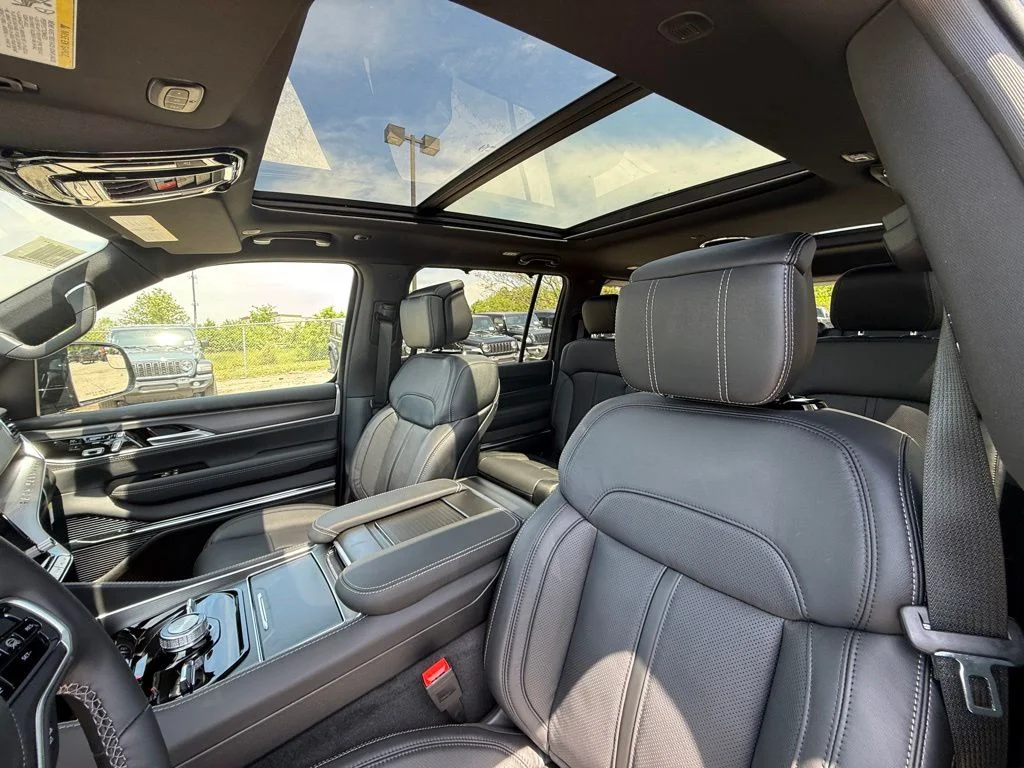New 2026 High Gloss Black Exterior Paint Jeep Summit Obsidian image 12