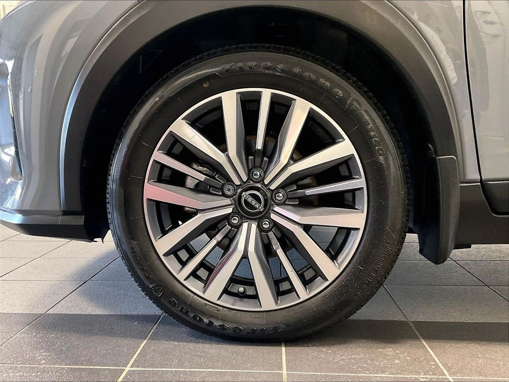 Used 2024 Gray Nissan SV image 7
