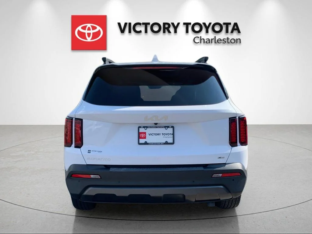 Used 2023 White Kia X-Line EX image 4