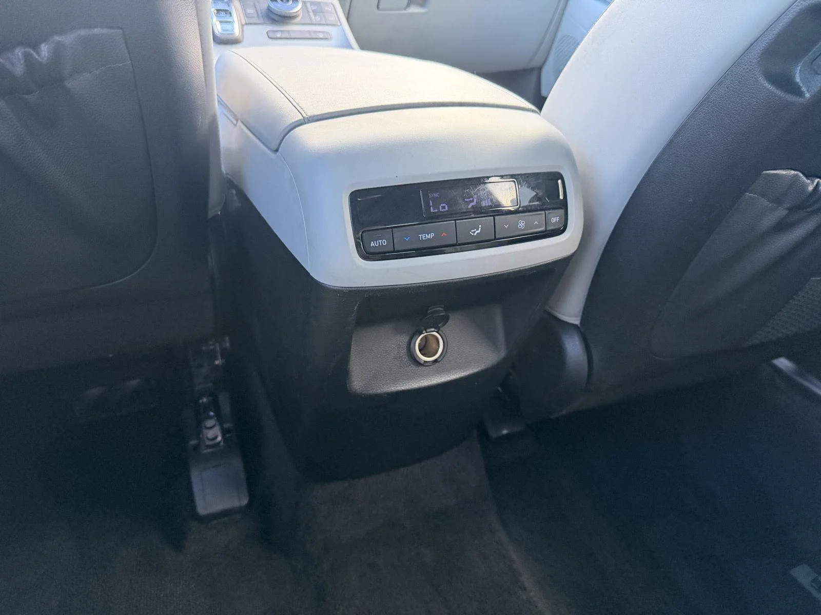 Used 2025 Hyper White Hyundai SEL image 9
