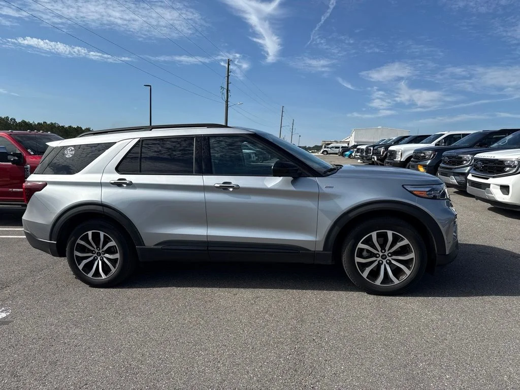 2023 Ford Explorer ST-LINE RWD's photo