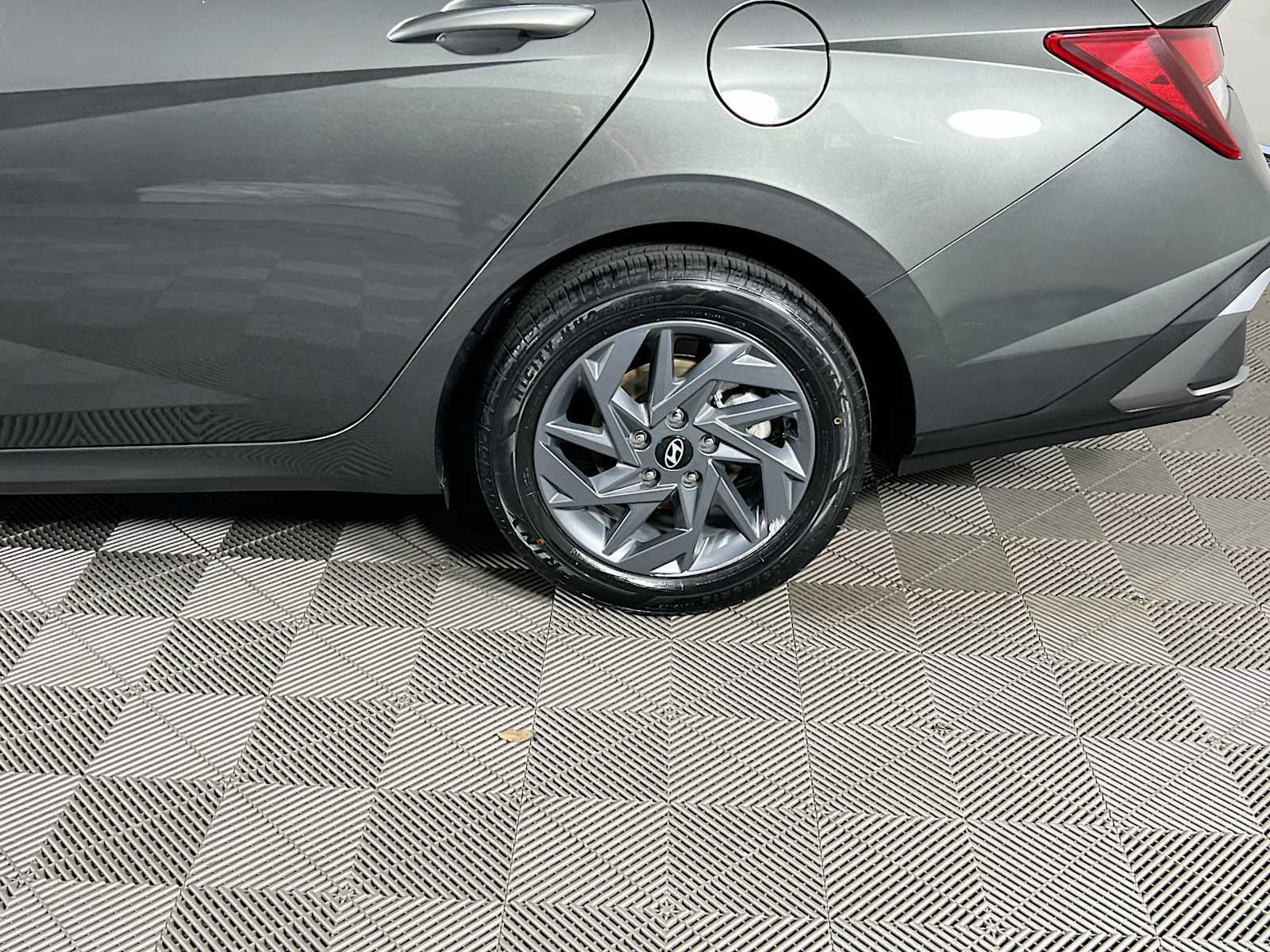 Used 2024 Amazon Gray Hyundai SEL image 30