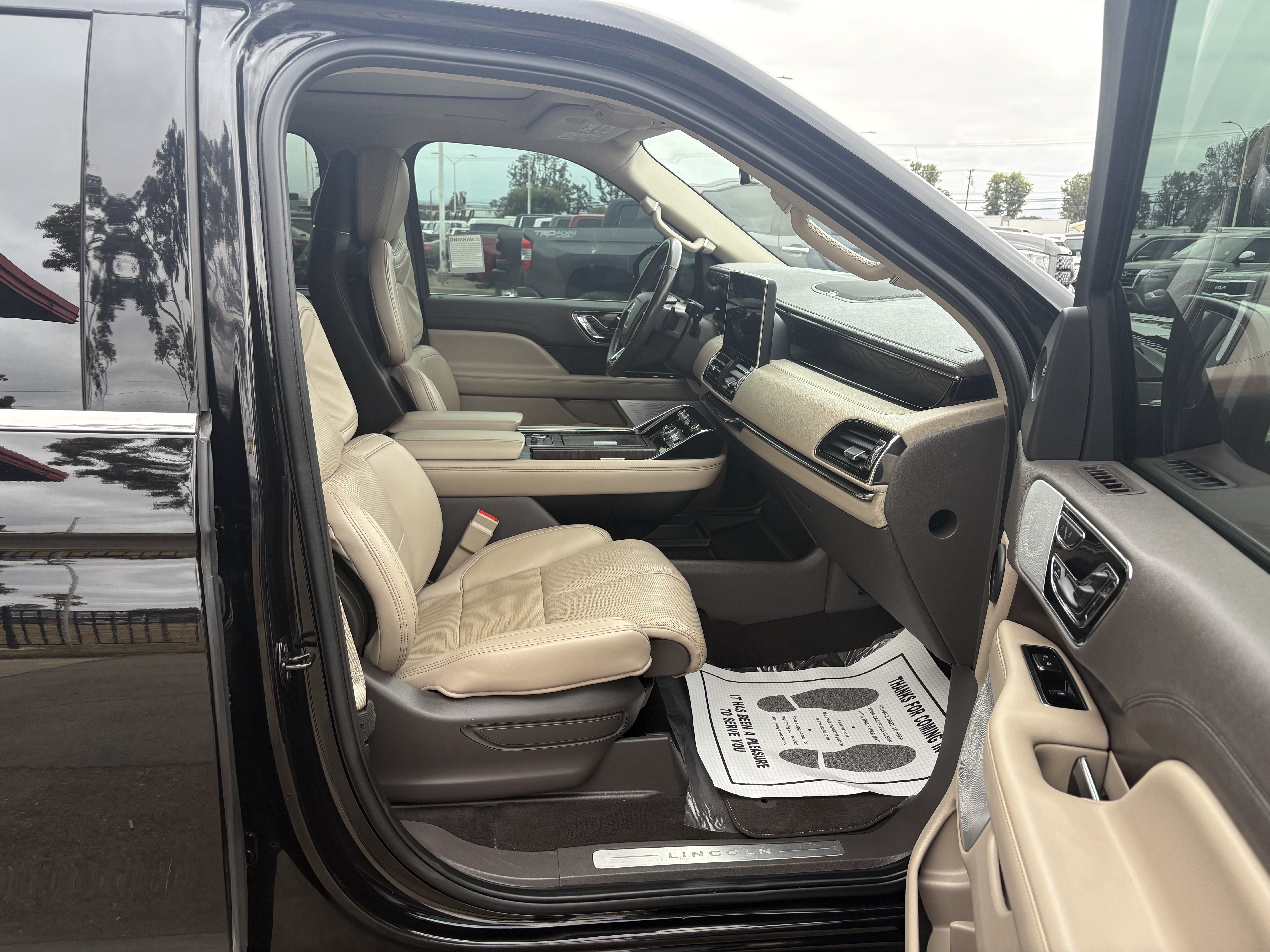 Used 2023 Black Lincoln Reserve image 15