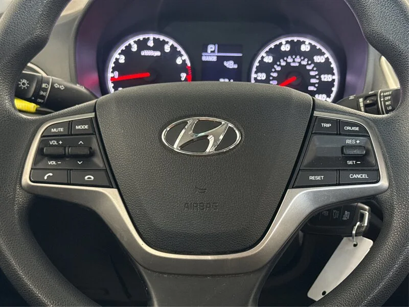 Used 2018 Frost White Pearl Hyundai SE image 15