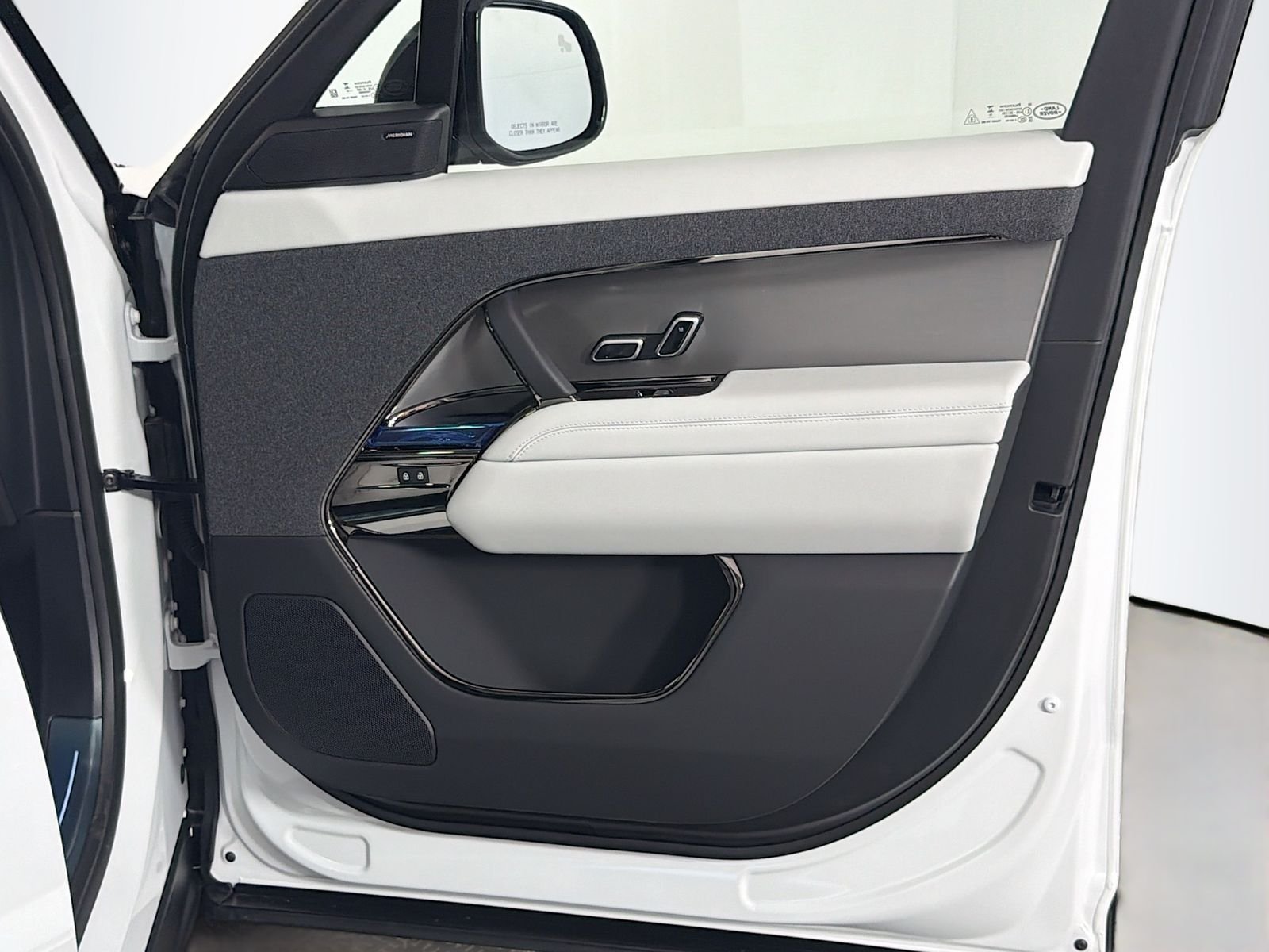 New 2026 Fuji White LAND ROVER SE image 32