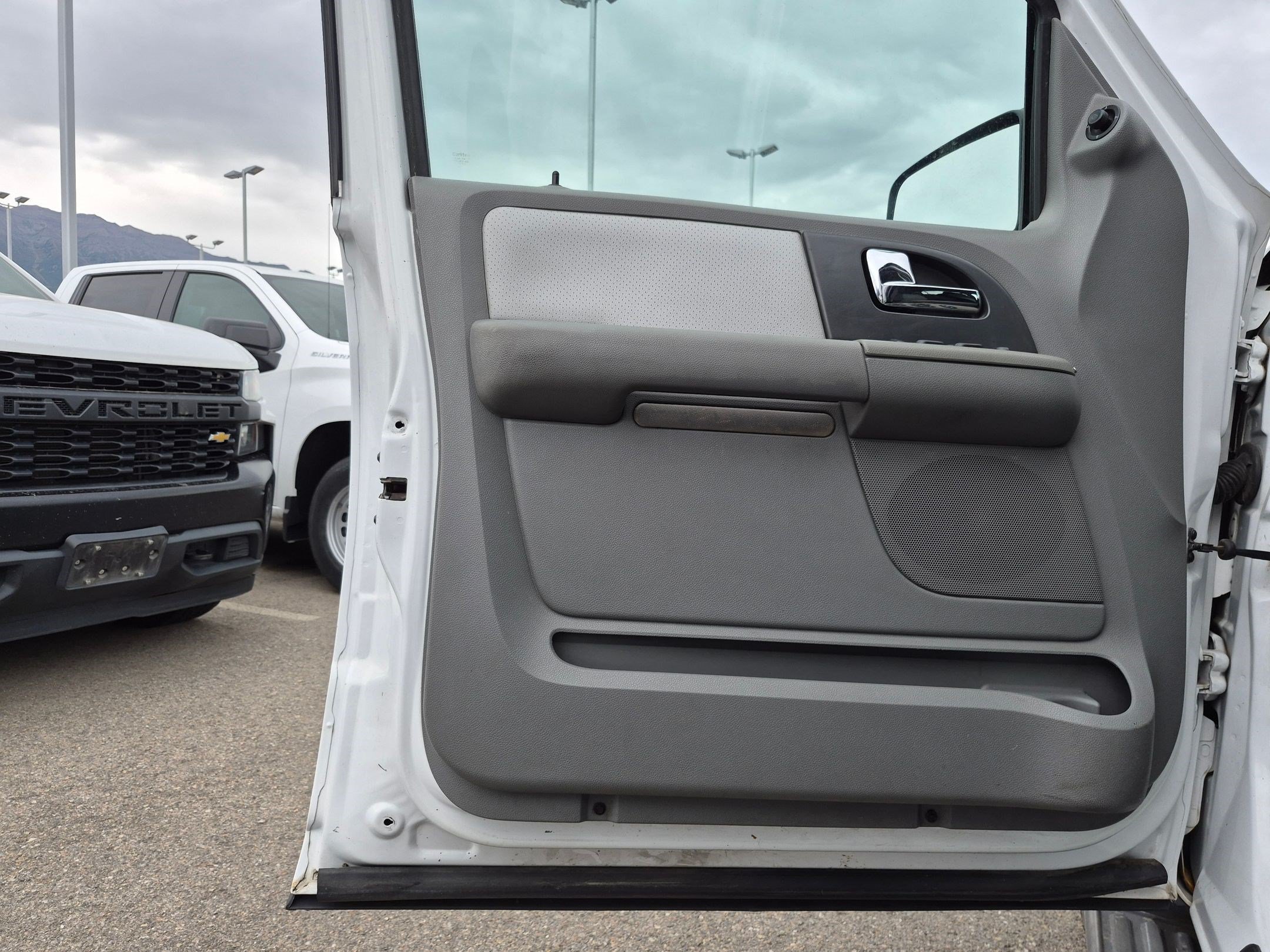Used 2006 White Ford XLS image 12