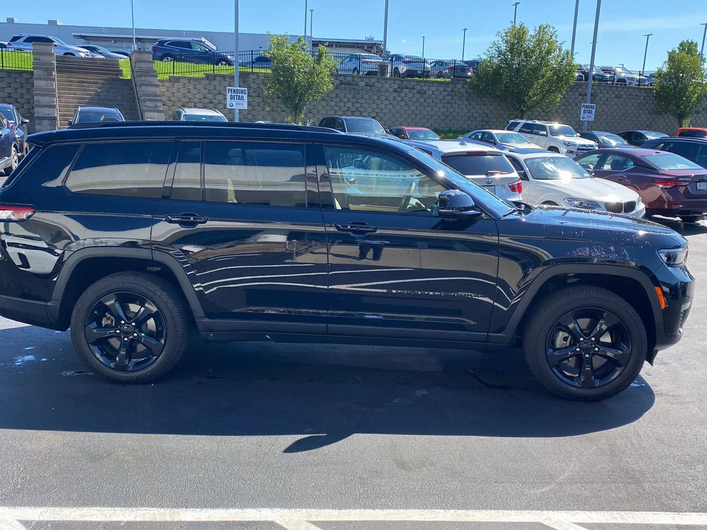 Used 2025 Diamond Black Crystal Pearlcoat Jeep Limited image 2