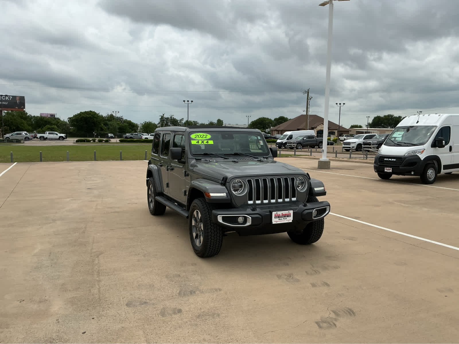 Used 2022 Sting-Gray Clearcoat Jeep Unlimited Sahara image 4