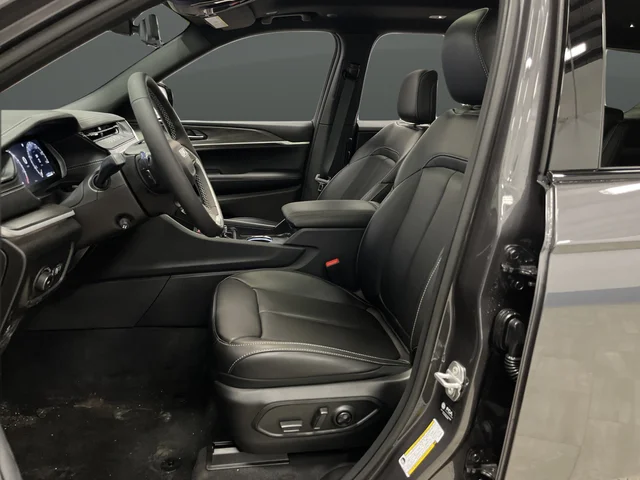 New 2026 Baltic Gray Metallic Clear-Coat Exterior Paint Jeep Limited image 4