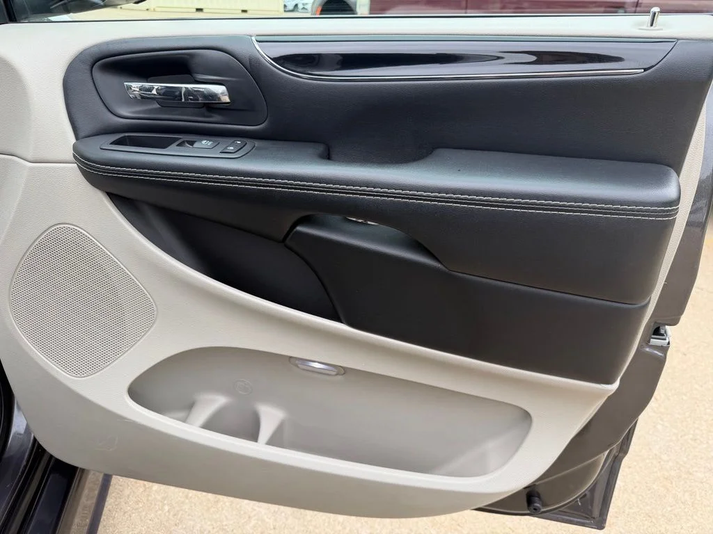 Used 2019 Gray Dodge SXT image 29