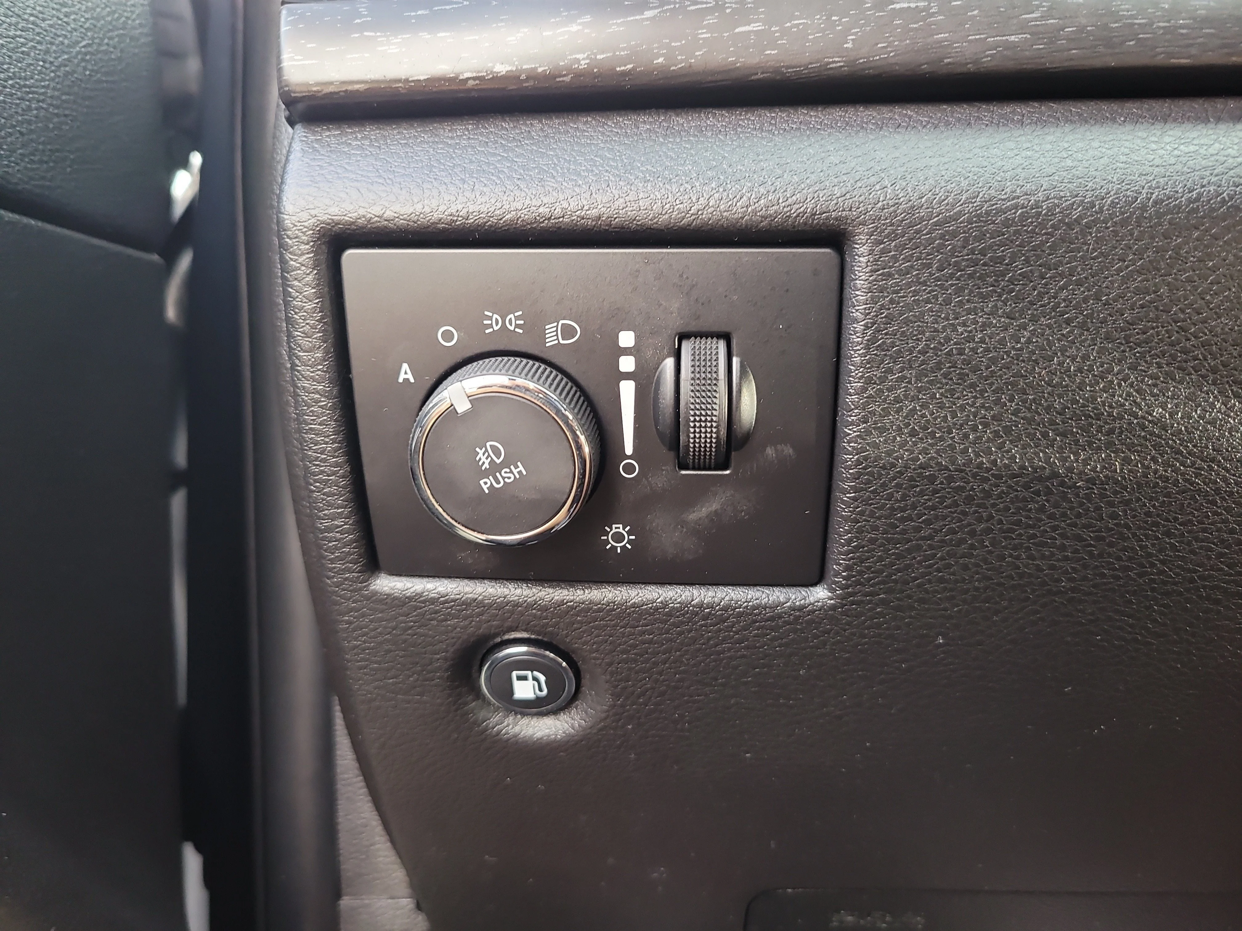 Used 2018 Rhino Clearcoat Jeep Altitude image 30