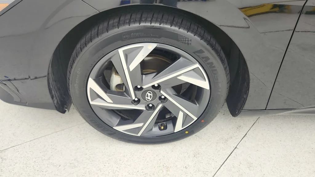 2024 Hyundai Elantra Limited - Photo 29