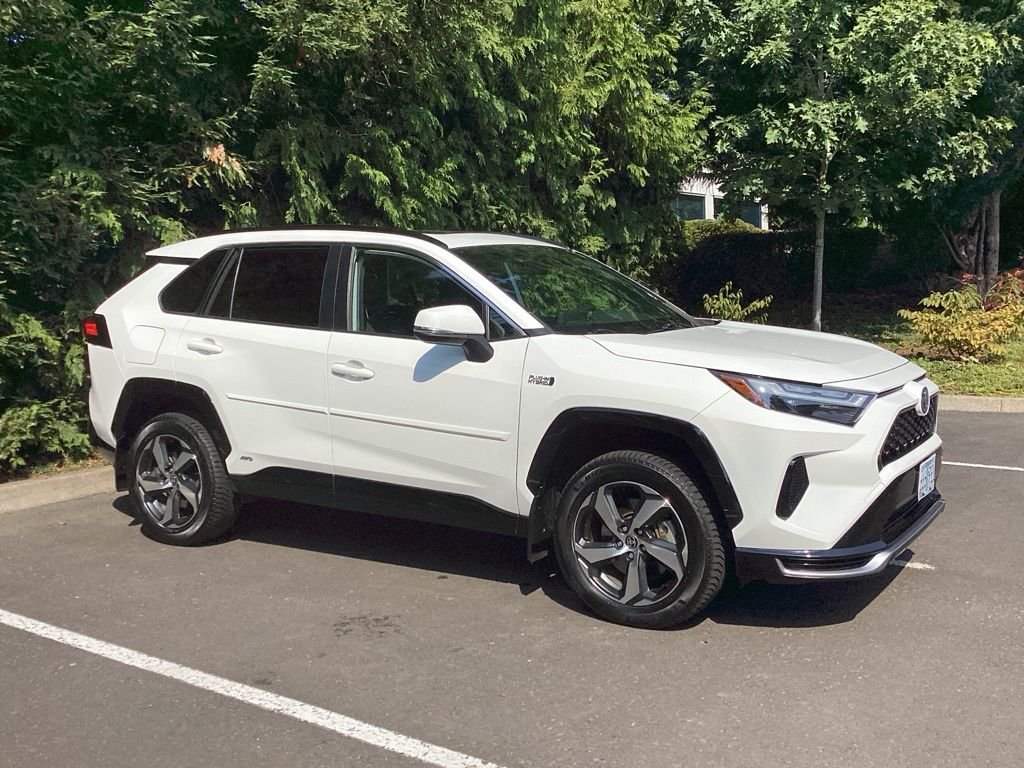 Used 2022 White Toyota SE image 8