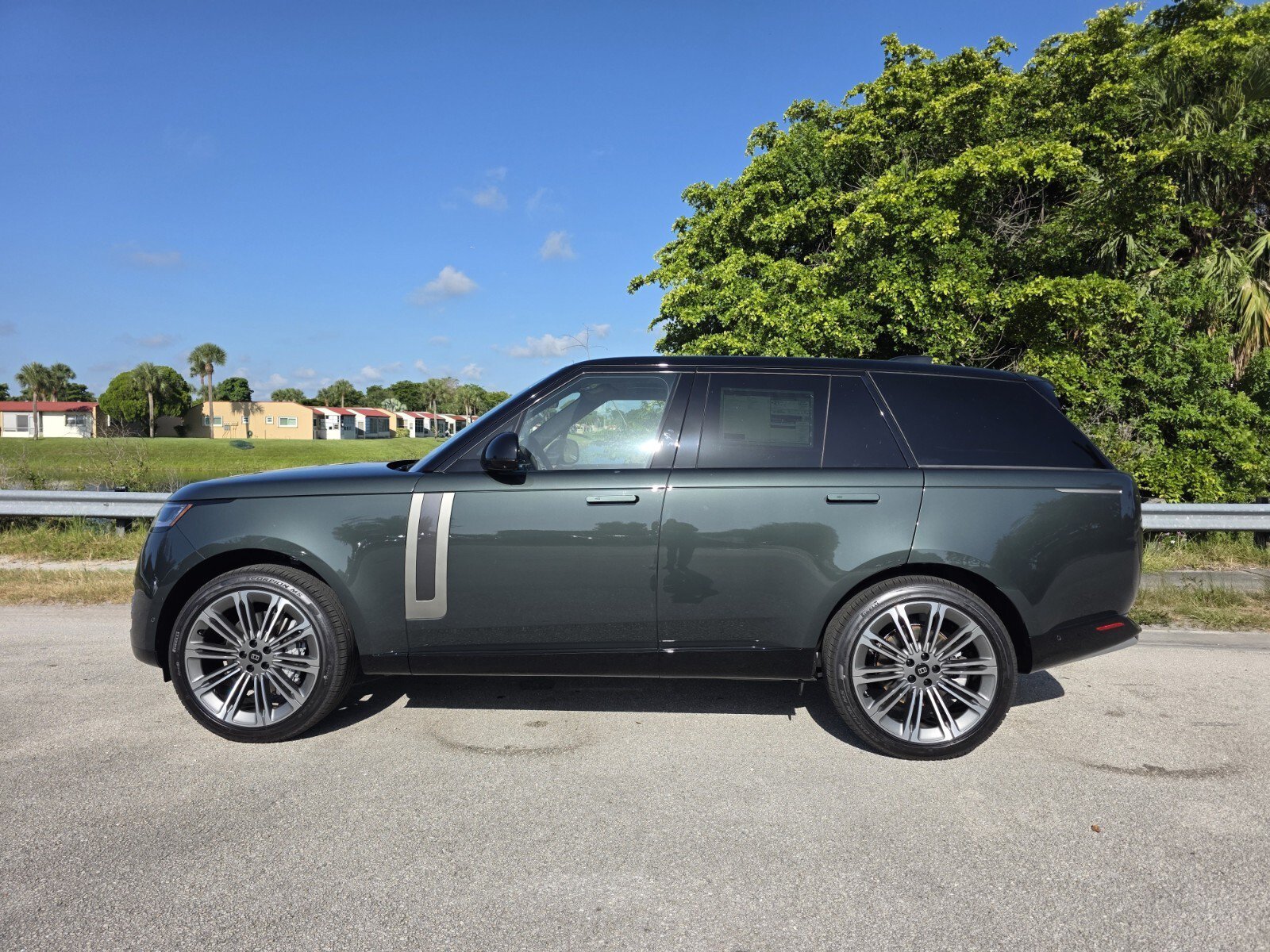 New 2027 Belgravia Green Land Rover P400 SE image 7