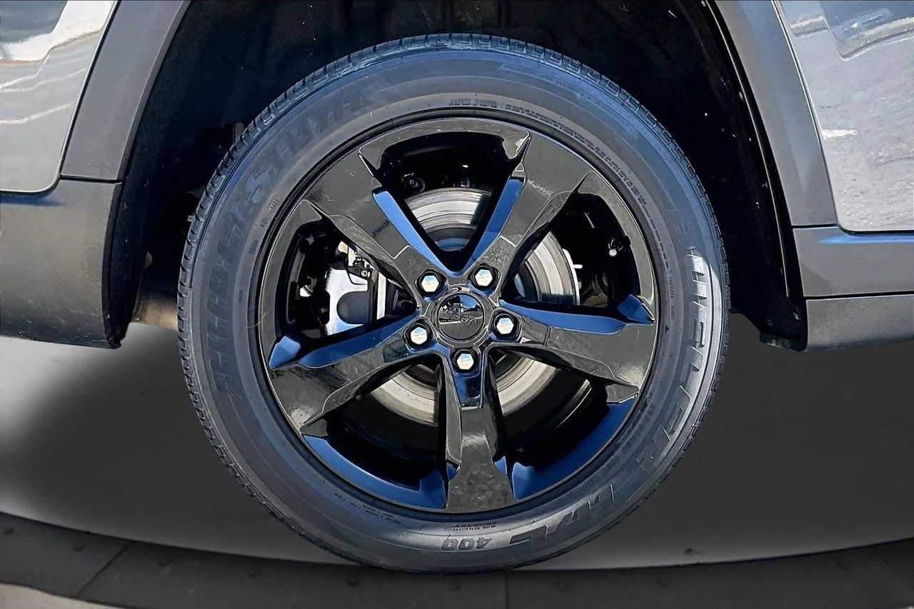 Used 2021 Gray Jeep Altitude image 35