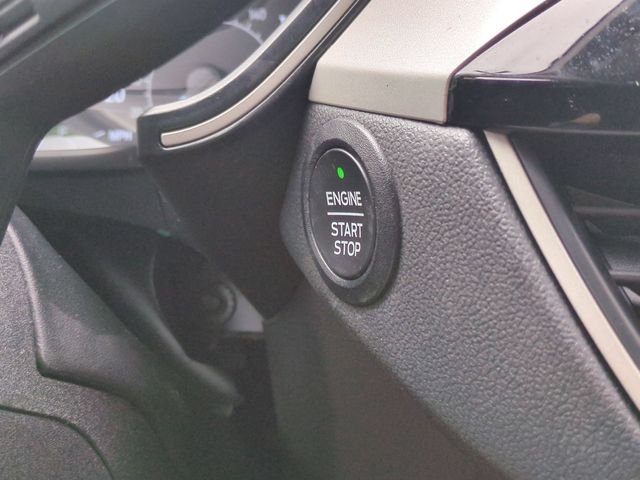 Used 2022 Black Ford SE image 25