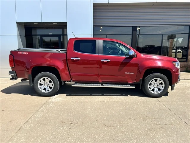 Used 2019 Red CHEVROLET 4WD LT image 3