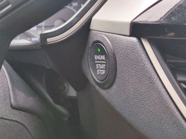 Used 2022 Black Ford SE image 25