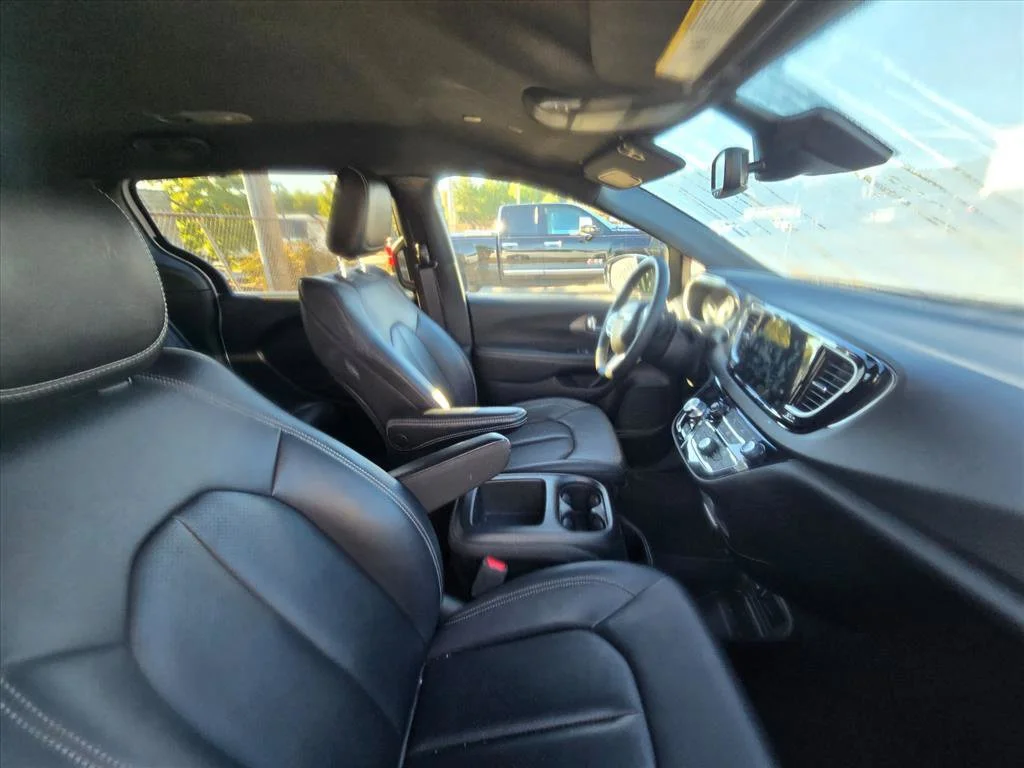 Used 2025 White Chrysler Select image 14