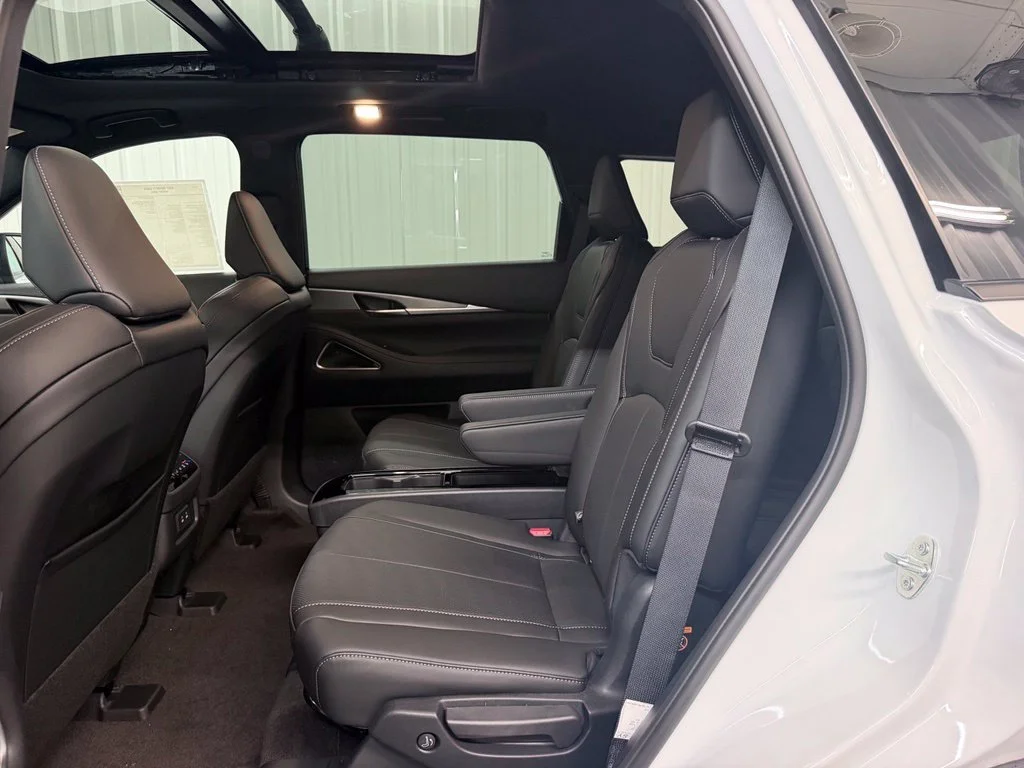 New 2027 2T RAD WHT INFINITI Sport AWD image 39