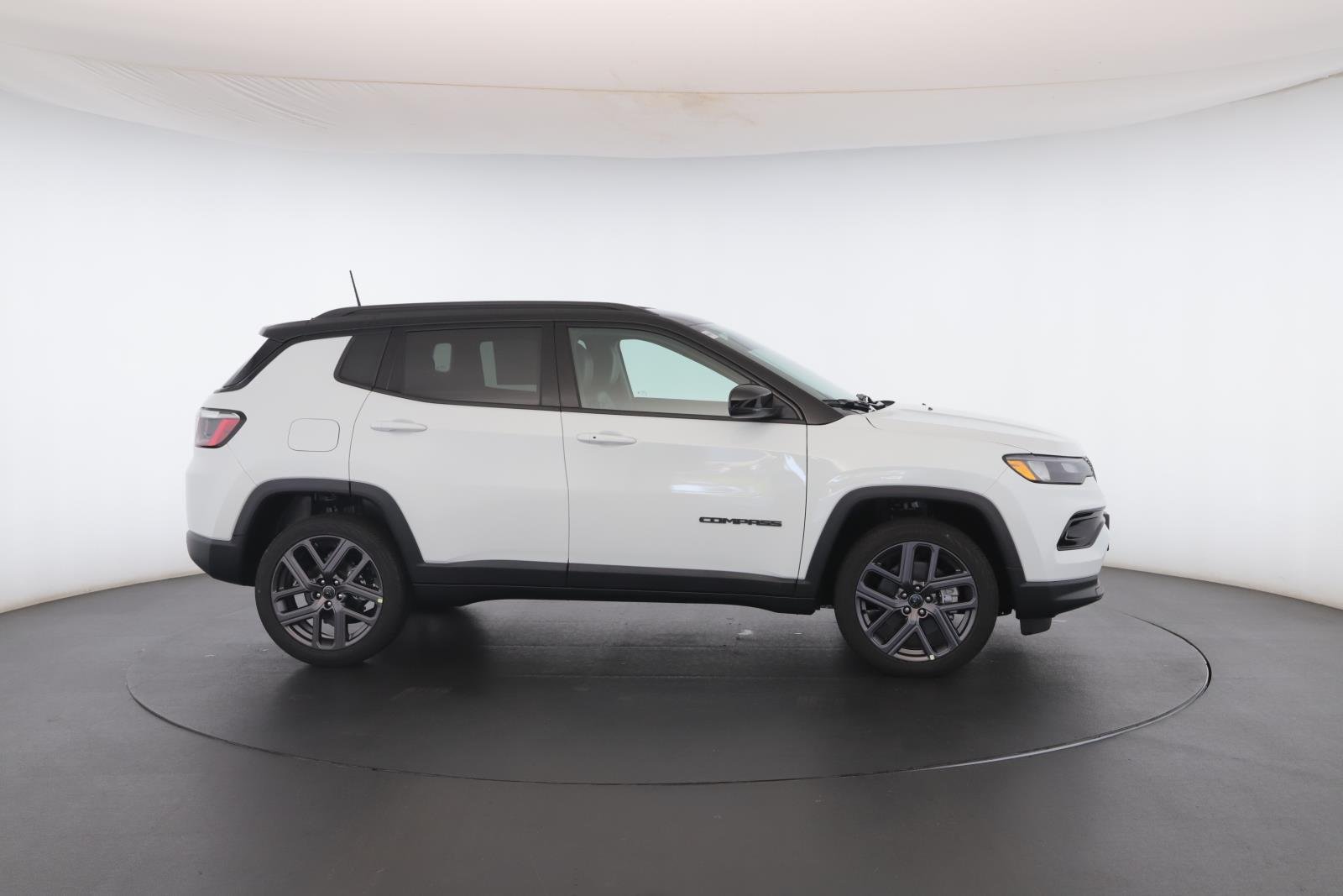 New 2026 Bright White Clear-Coat Exterior Paint Jeep Limited Altitude 4x4 image 30