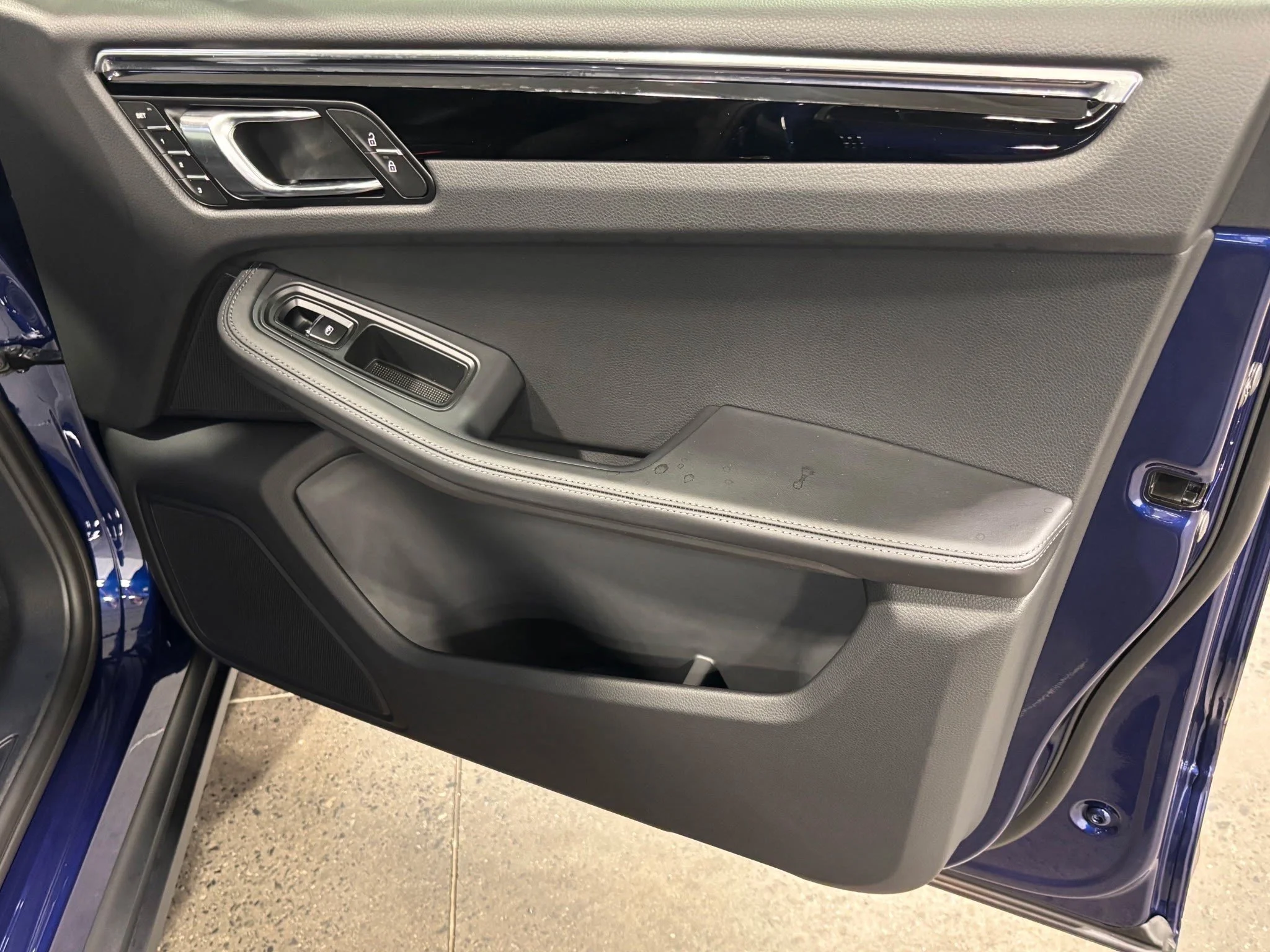New 2026 Gentian Blue Metallic Porsche  image 28