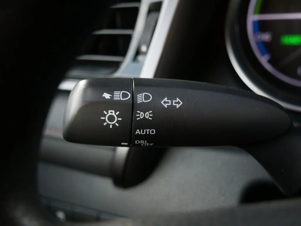 Used 2020 Silver Toyota LE image 19
