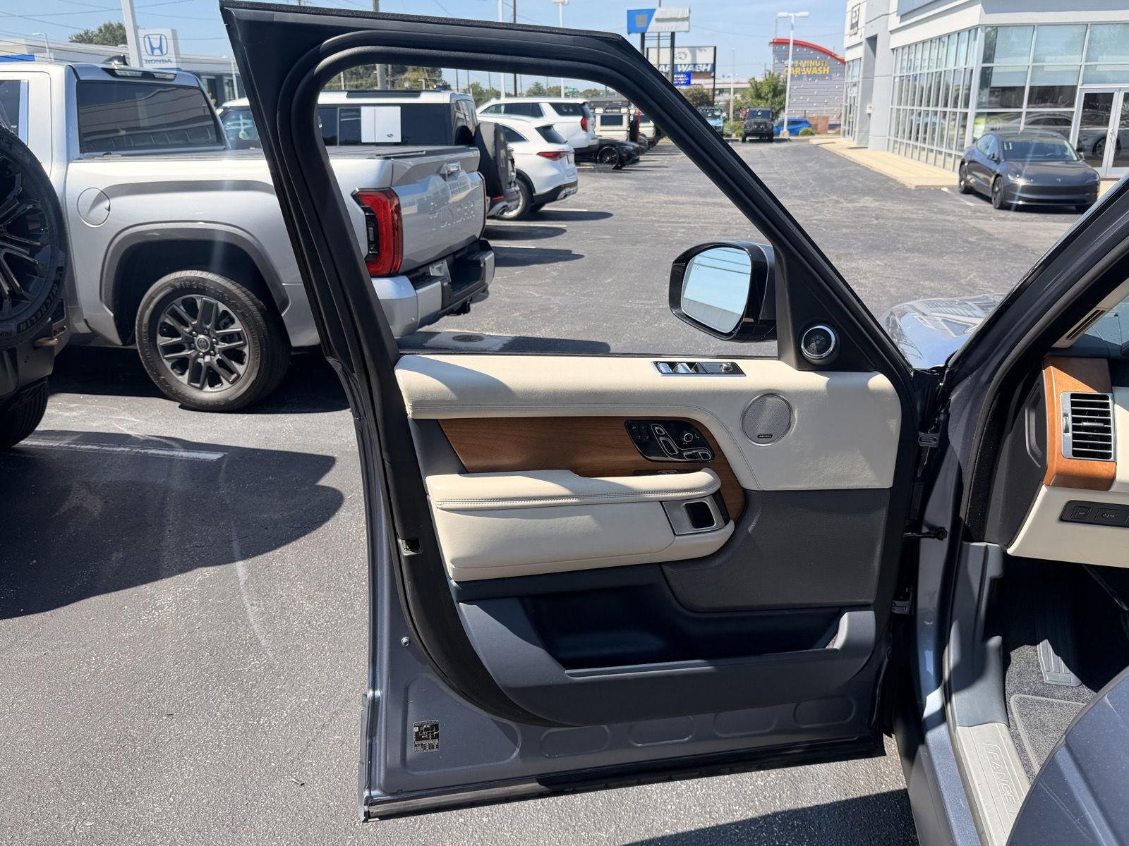 Used 2019 Byron Blue Metallic Land Rover HSE image 4