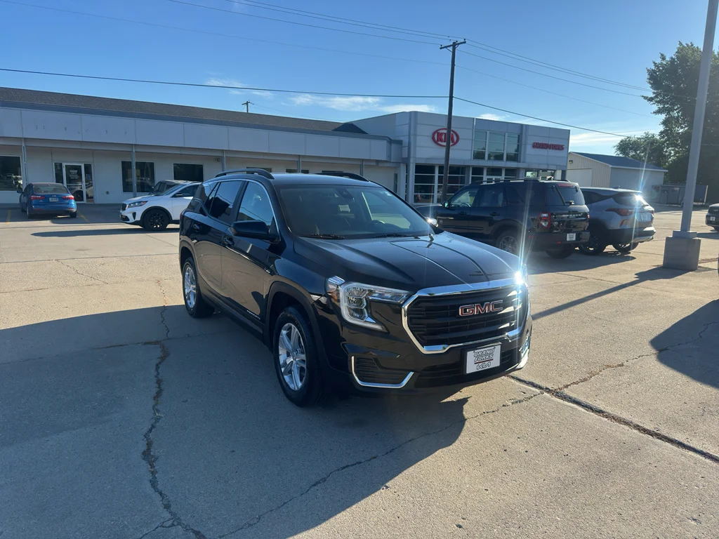 Used 2022 Ebony Twilight Metallic GMC SLE image 4