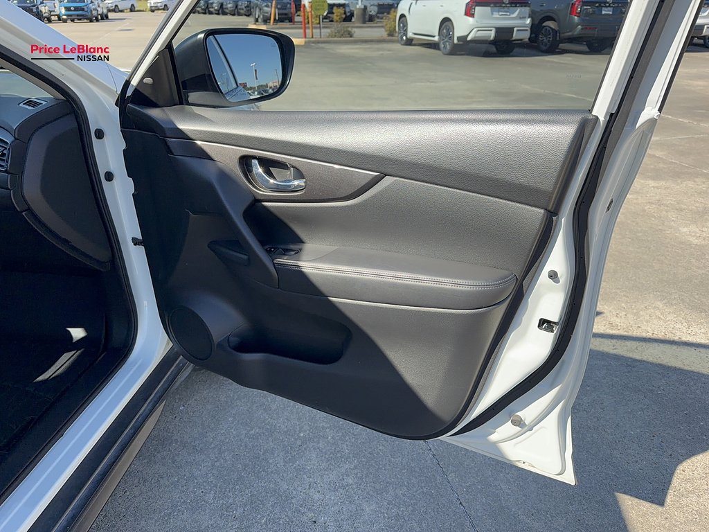 Used 2019 WHITE Nissan SV image 11
