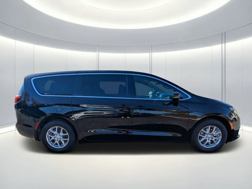 New 2026 Diamond Black Crystal Pearl-Coat Exterior Paint Chrysler LX image 2