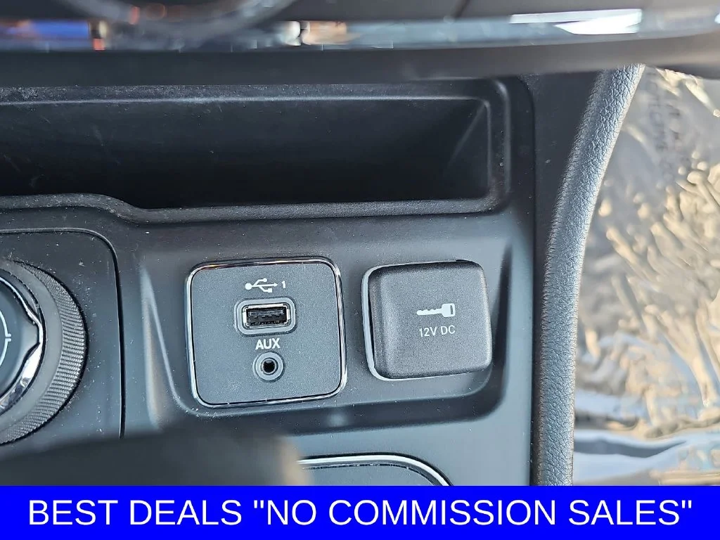 Used 2021 Bright White Clearcoat Jeep Latitude Lux image 24