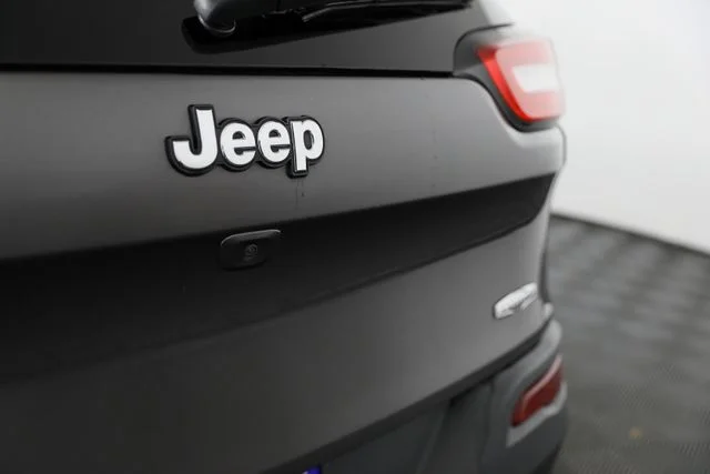 Used 2018 Gray Jeep Latitude Plus image 33