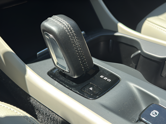 Used 2021 Blue Volvo Momentum image 15