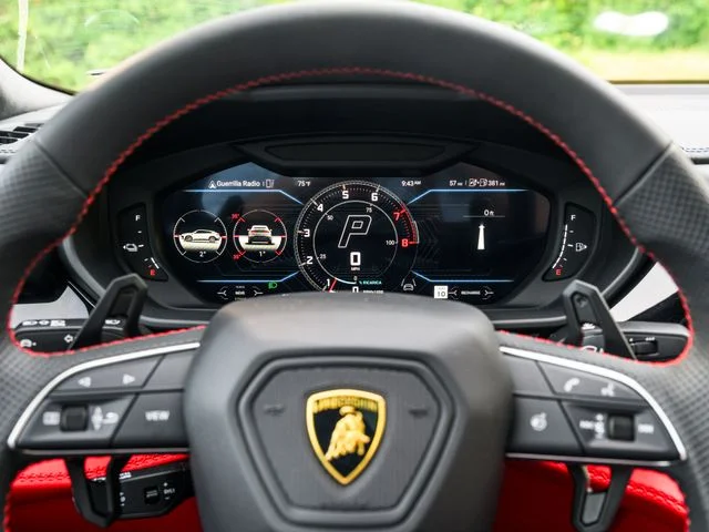 Used 2025  Lamborghini SE image 23