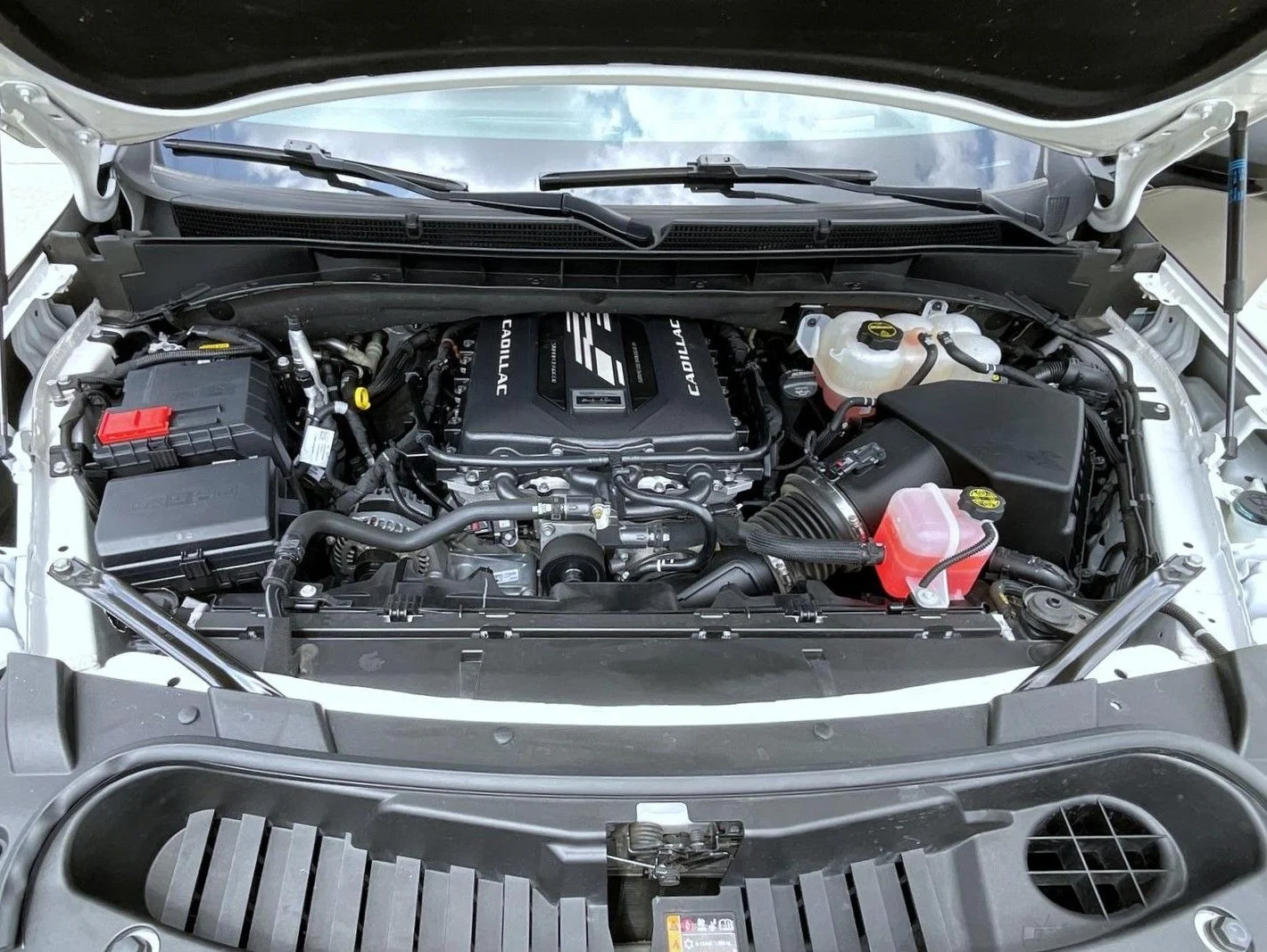 Used 2024 White Cadillac V-Series image 28