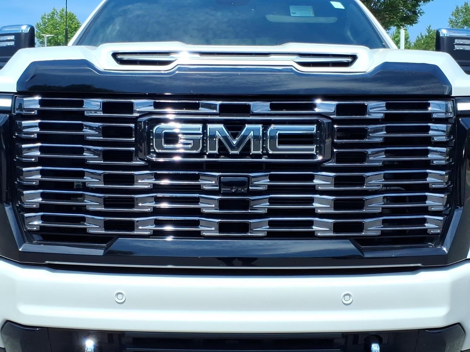 Used 2025 White Frost Tricoat GMC Denali Ultimate image 15