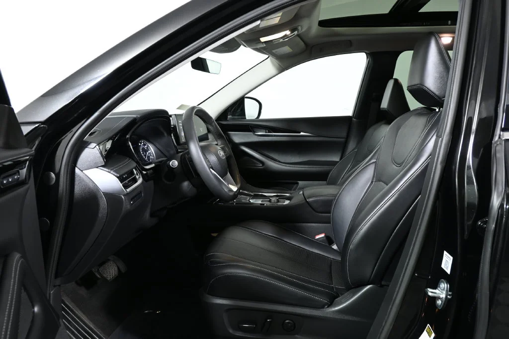 Certified Used 2023 Black INFINITI PURE image 3
