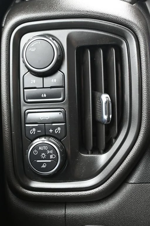 Used 2022 White Chevrolet Custom image 25