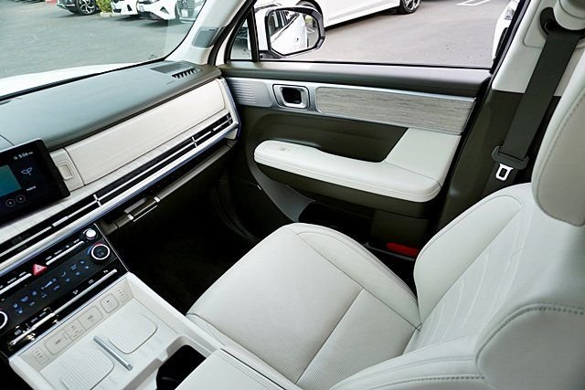 Used 2025 White Hyundai Calligraphy image 28