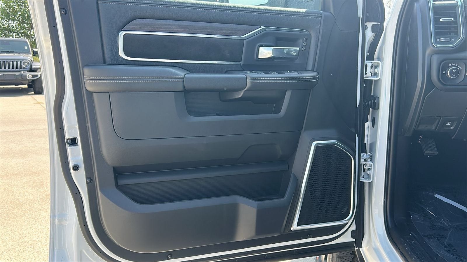 New 2026 Bright White Clear-Coat Exterior Paint RAM Laramie image 18