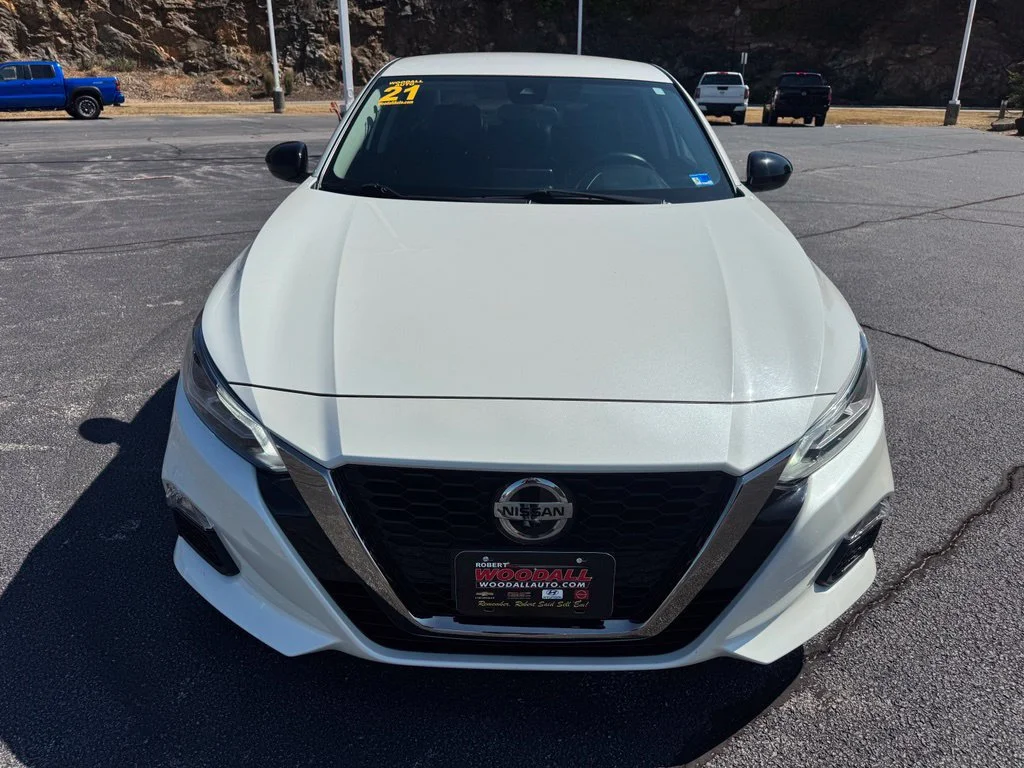 Used 2021 Qab/ White Tricoat Nissan 2.5 SR image 2
