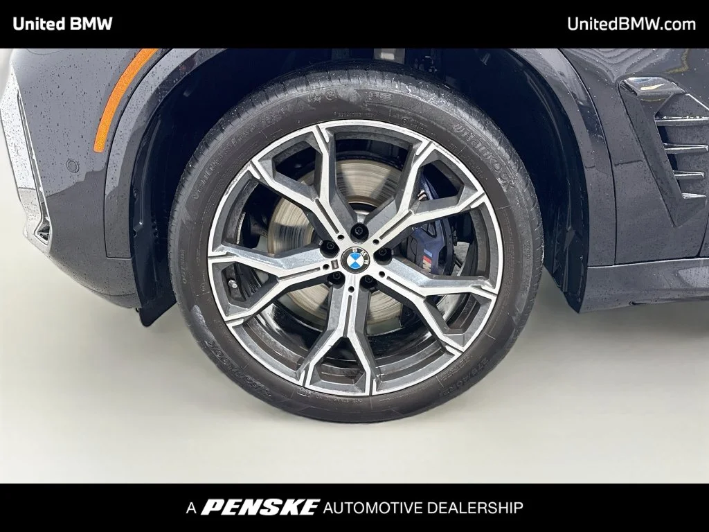 Used 2024 Black Sapphire Metallic BMW sDrive40i image 9